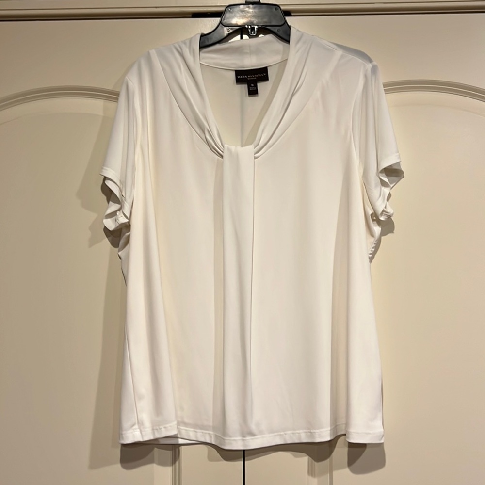 Dana Buchman NWOT Short sleeve blouse size 1x, off white in color